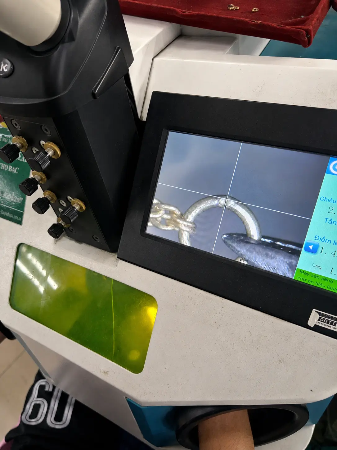Jewelry inspection equipment showing a magnified metal component